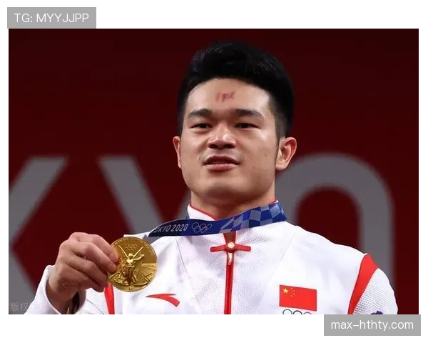 石智勇训练完顺手拎走两袋米，教练在后面追着喊发票
